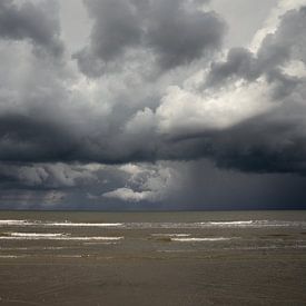 Dark clouds over the sea by Bo Scheeringa Photography