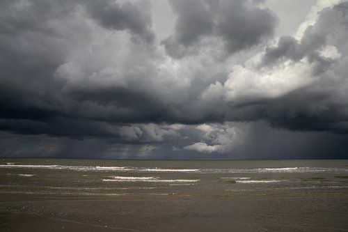 Nuages sombres sur la mer