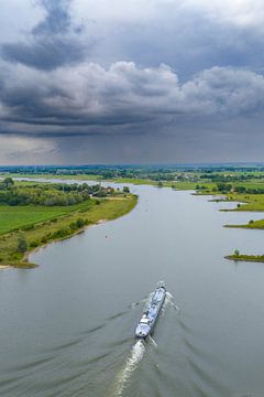Schip op de rivier de Lek met regenwolken erboven van Sjoerd van der Wal Fotografie
