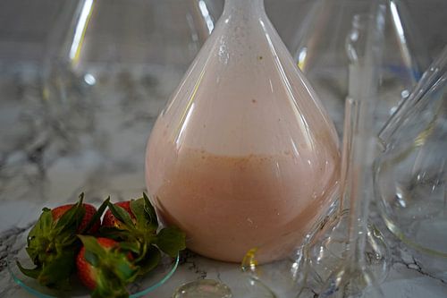 Aardbeienmilkshake in een kolf