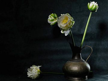 White tulips in vase van Ineke Huizing