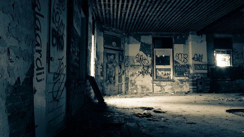 Verfallene und verlassene Bar, altes Bahnhofskaffeehaus Veghel von Customvince | Vincent Arnoldussen