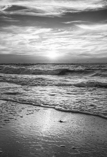 Zonsondergang op het strand in zwart-wit