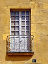French Doors (Franse deuren in een gele leemmuur) van Caroline Lichthart thumbnail