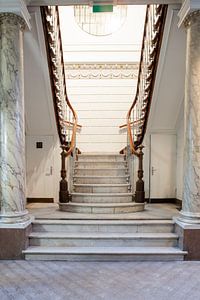In einem alten Herrenhaus gibt es eine Marmortreppe