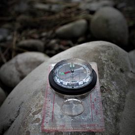 Een kompas op een steen van Marvin Taschik