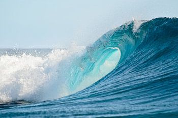 Das Auge einer perfekten Welle, um im Pazifischen Ozean zu surfen