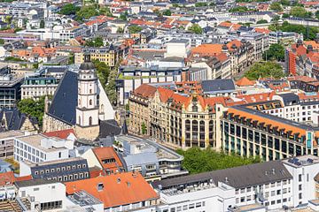 Uitzicht over de stad Leipzig met de Thomaskerk van Rico Ködder