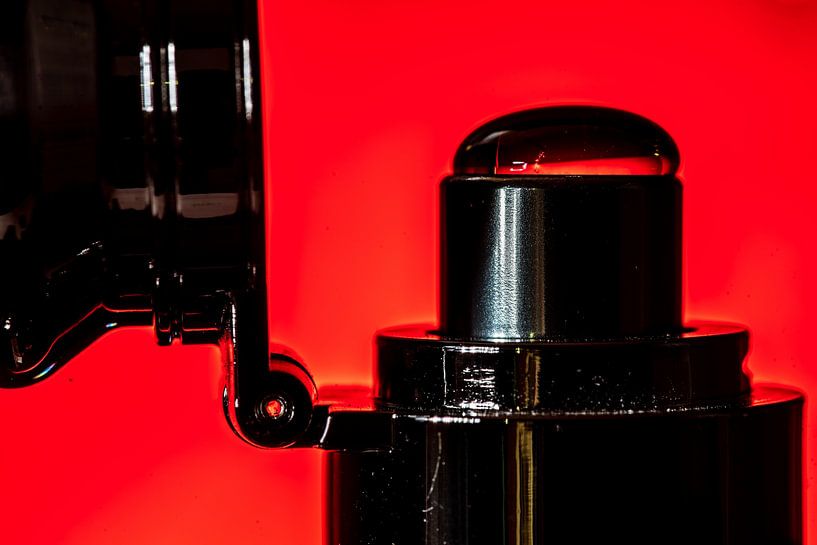 Flasche vor rotem Hintergrund von Thomas Riess