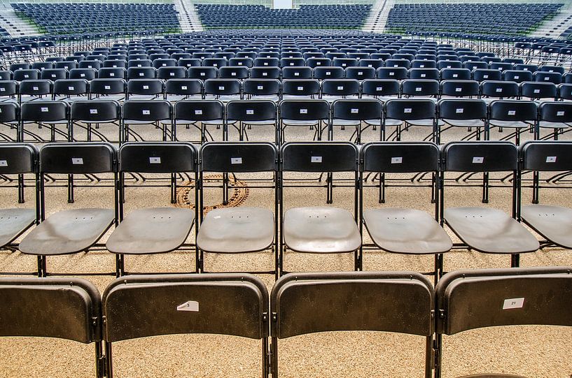 Des rangées de chaises vides dans le stade - la symétrie à l'état pur par Alexander Baumann