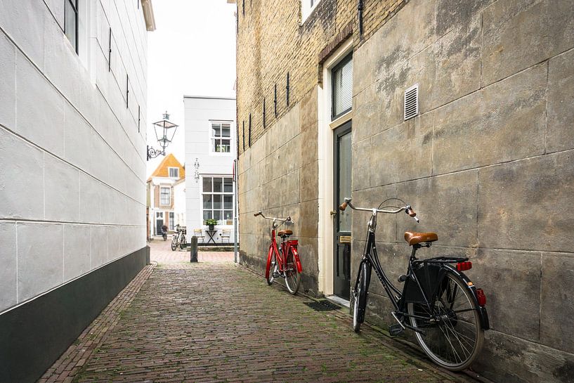 Un vélo rouge et noir à Zierikzee aux Pays-Bas par Ricardo Bouman Photographie