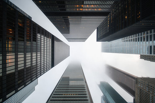 Wolkenkrabbers Financial District Toronto, moody sfeer in de mist