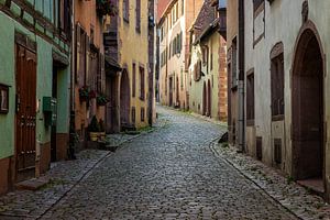 Une rue colorée et accueillante