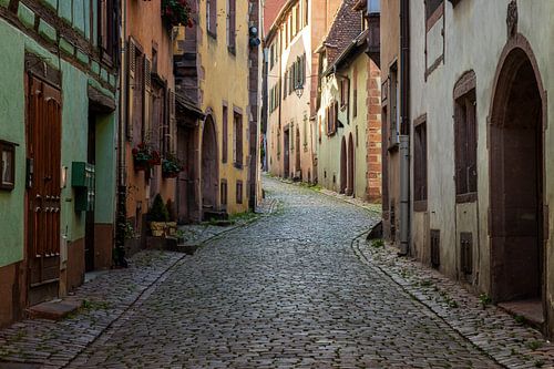 Une rue colorée et accueillante