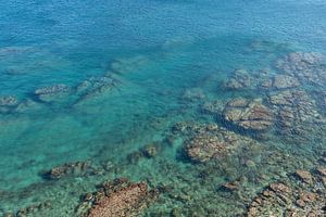 Klares Wasser und felsige Küste am Mittelmeer