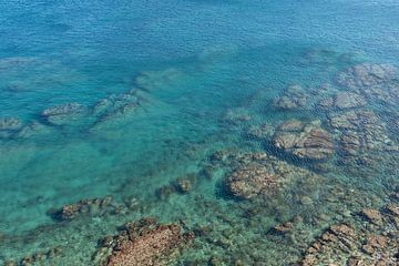 Helder water en rotskust aan de Middellandse Zee van Adriana Mueller