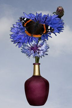 Illustration eines Blumenstraußes aus Feldblumen und Schmetterling mit blauem Hintergrund von W J Kok