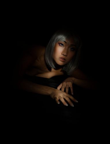 Vrouw in donker in kleur