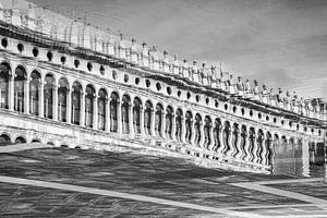 Façade en noir et blanc Place Saint-Marc, Venise