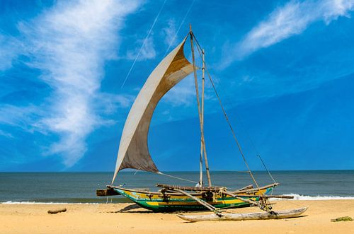 Zeilschip op het strand van Negombo op Sri Lanka