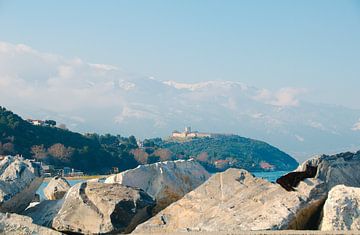 Le château de Platamonas avec les montagnes de l'Olympe