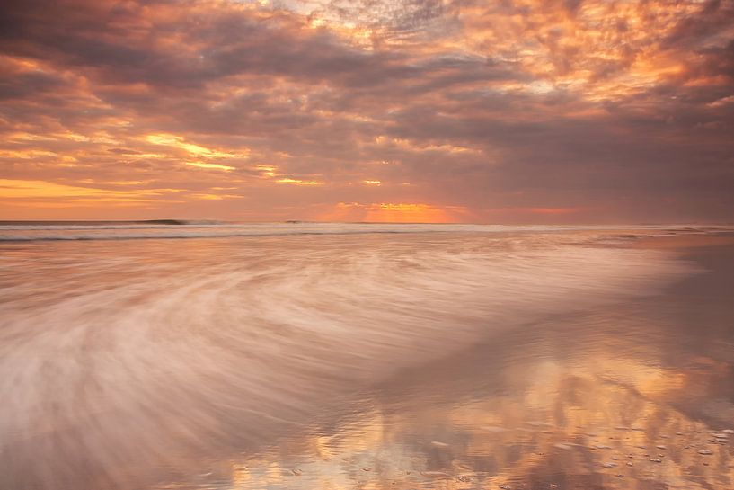Bali sunset II van Ilya Korzelius