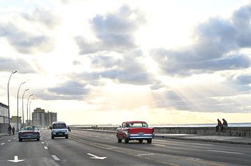 Oldtimer op Malecon in Havana bij zonsondergang van Anouk Hol