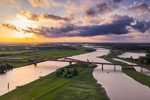 Flusslandschaft der IJssel bei Sonnenuntergang von oben gesehen