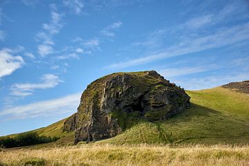 Rocher dans un paysage verdoyant, Islande sur Thomas Marx