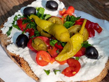 Délicieux pain à l'ail avec des légumes méditerranéens sur Animaflora PicsStock