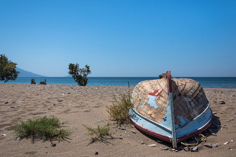 Boot am Strand von Rinus Lasschuyt Fotografie