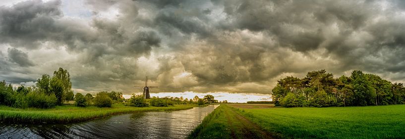 Mill de Zwaan unter dicken Wolken von Cynthia Verbruggen