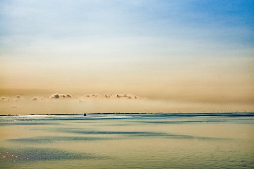 1 bootje op het ijsselmeer