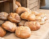 Frische Brote auf einem französischen Markt von Josephine Huibregtse Miniaturansicht