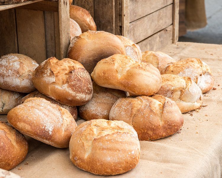 Frische Brote auf einem französischen Markt von Josephine Huibregtse