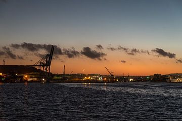 Sunset over the harbor of Valletta, Malta with sea cranes and an van Werner Lerooy