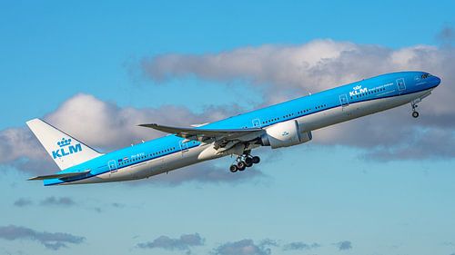 Die Boeing 777-300 der KLM hat abgehoben. von Jaap van den Berg