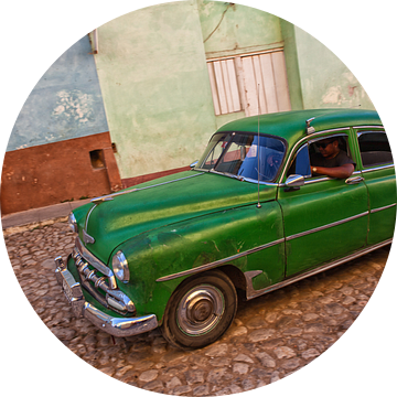 Classic car rijdt door de straten van Trinidad in Cuba. Wout Kok One2expose van Wout Kok