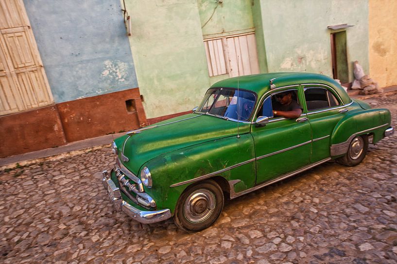 Des voitures classiques circulent dans les rues de Trinidad à Cuba. Wout Kok One2expose par Wout Kok
