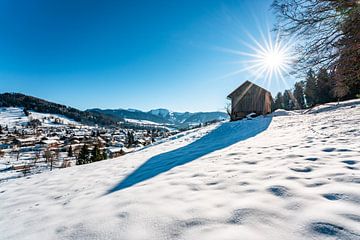 Zonnig uitzicht over Oberstaufen op een mooie winterdag van Leo Schindzielorz