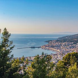 Blick über Samos Stadt in Griechenland von Linda Herfs