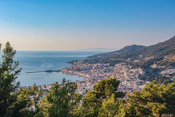 Uitzicht over Samos stad in Griekenland van Linda Herfs