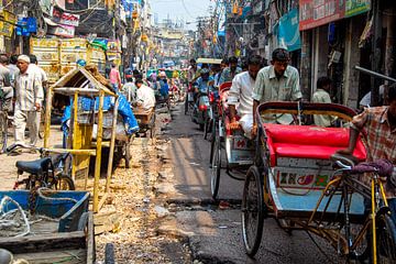 Viele Rikschas auf einer belebten offenen Straße in Downs Town New Delhi, Indien