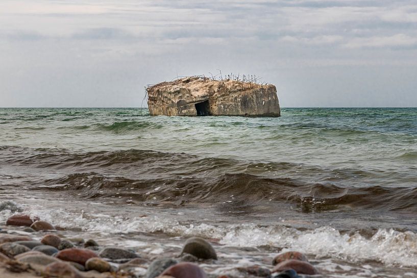 Alter deutscher Bunker steht ausgespült im Meer an der Steilküste der Ostseeküste von Hans-Jürgen Janda