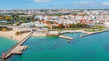 Luchtfoto van het stadje Lagos in de Algarve van Portugal van Eye on You