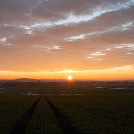 Goldener Sonnenuntergang über weiten Feldern von Adriana Müller