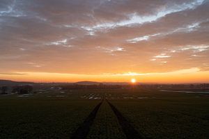 Goldener Sonnenuntergang über weiten Feldern