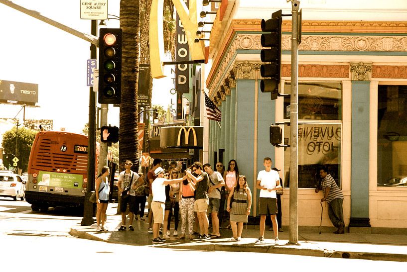 Hollywood Boulevard corner sepia, Los Angeles, California van Samantha Phung