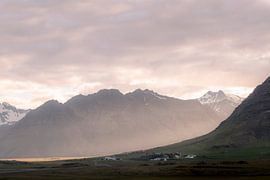 Lumière du soleil entre les montagnes | photographie de voyage imprimée | Islande sur Kimberley Jekel