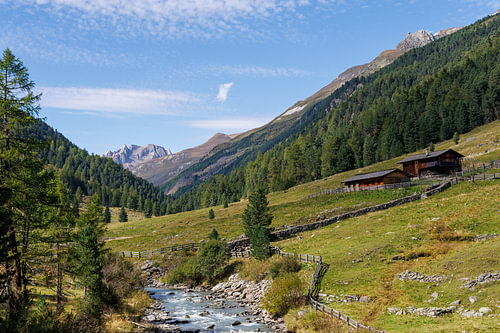 Rustikale Almhütte am Bergbach im Alpental